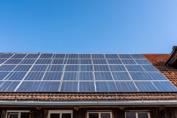 Naklejka premium Solar Panels on Roof Under Clear Blue Sky with Bright Sunlight