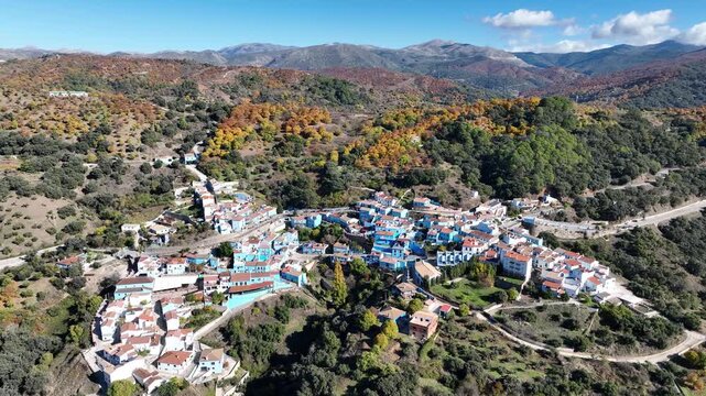 vista del municipio de J&uacute;zcar en la estaci&oacute;n del oto&ntilde;o en el valle del Genal, Andaluc&iacute;a