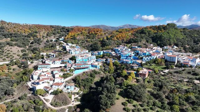vista del municipio de J&uacute;zcar en la estaci&oacute;n del oto&ntilde;o en el valle del Genal, Andaluc&iacute;a