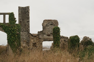 Ruines du Manoir Saint-Pol Roux &agrave; Camaret-sur-Mer dans le Finist&egrave;re en Bretagne, France, Europe