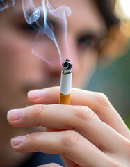 Palenie papieros&oacute;w - papieros w dłoni