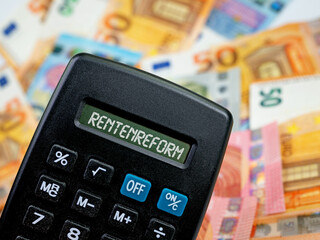 Taschenrechner mit dem Wort "Rentenreformr" im Display