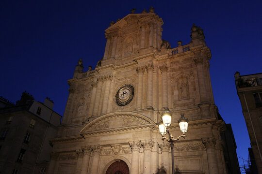 Eglise Saint-Paul-Saint-Louis dans le Marais &agrave; Paris la nuit