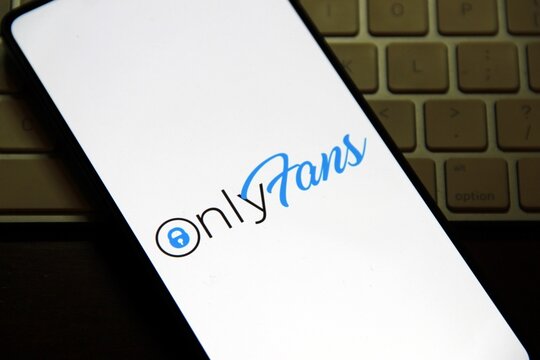 OnlyFans - Plataforma de assinatura de conte&uacute;do online onde criadores vendem acesso exclusivo a fotos, v&iacute;deos e transmiss&otilde;es ao vivo para f&atilde;s, mediante pagamento mensal ou por visualiza&ccedil;&atilde;o.