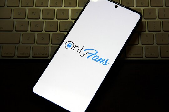 OnlyFans - Plataforma de assinatura de conte&uacute;do online onde criadores vendem acesso exclusivo a fotos, v&iacute;deos e transmiss&otilde;es ao vivo para f&atilde;s, mediante pagamento mensal ou por visualiza&ccedil;&atilde;o.