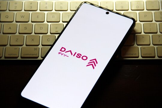 Daiso Japan - Rede de lojas de varejo japonesa, conhecida por vender uma enorme variedade de produtos a pre&ccedil;os acess&iacute;veis, como utilidades dom&eacute;sticas, papelaria, cosm&eacute;ticos e alimentos.