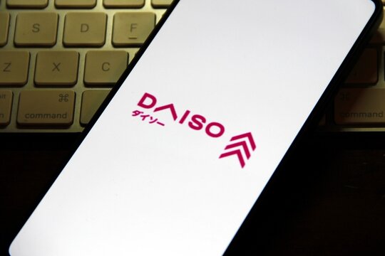 Daiso Japan - Rede de lojas de varejo japonesa, conhecida por vender uma enorme variedade de produtos a pre&ccedil;os acess&iacute;veis, como utilidades dom&eacute;sticas, papelaria, cosm&eacute;ticos e alimentos.