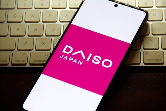 Daiso Japan - Rede de lojas de varejo japonesa, conhecida por vender uma enorme variedade de produtos a pre&ccedil;os acess&iacute;veis, como utilidades dom&eacute;sticas, papelaria, cosm&eacute;ticos e alimentos.