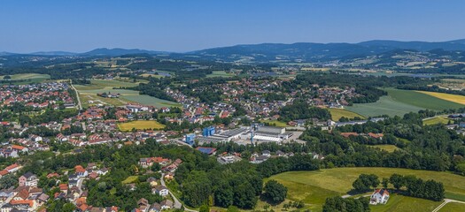 Ausblick vom Bogenberg auf die Region um die niederbayerische Kreisstadt Bogen an der Donau