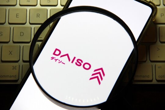 Daiso Japan - Rede de lojas de varejo japonesa, conhecida por vender uma enorme variedade de produtos a pre&ccedil;os acess&iacute;veis, como utilidades dom&eacute;sticas, papelaria, cosm&eacute;ticos e alimentos.