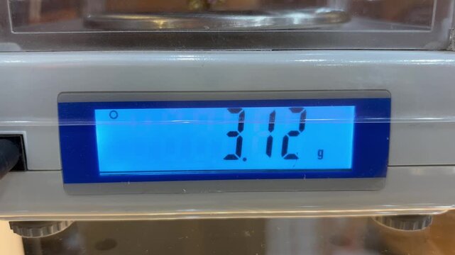 Digital scales with two digits after the decimal point, so they can determine weight accurately.