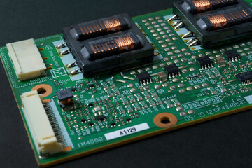 黒背景のコンピューターの部品　基盤