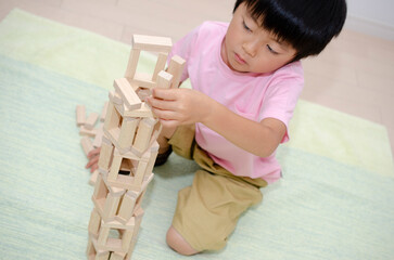 つみきで遊ぶ子供
