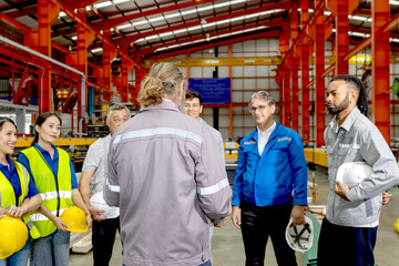 Obraz premium Supervisor of diverse engineers briefing his team before working in manufacturing factory. Leader giving a briefing to team in industrial site. Worker manager conducting a site meeting in a factory.