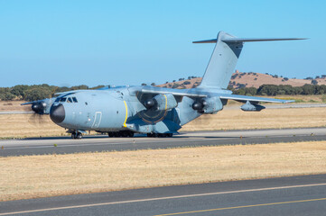 Avión moderno de transporte militar de cuatro motores