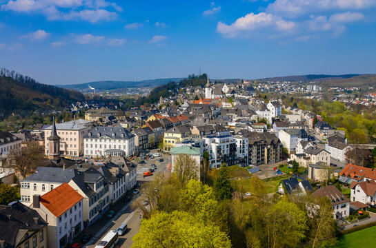 Panorama of the historic old town of Arnsberg (Westphalia) in Sauerland from the tower of Wedinghausen Abbey. Pedestrian zone, market square, and castle ruins within the Ruhr arc on a spring day.