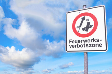 Verkehrszeichen - Verbot - Tafel - Feuerwerksverbotszone - Himmel, Wolken