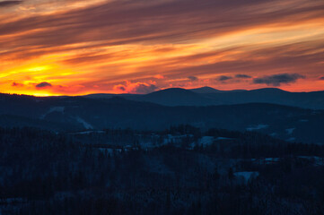 Złoty zachód słońca nad ośnieżonymi górami tworzy spokojny zimowy krajobraz o zmierzchu. Praděd · Wysokość 1491 m n.p.m. · Region Hrubý Jeseník.