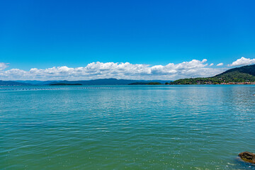 Obraz premium vista das montanhas através do mar