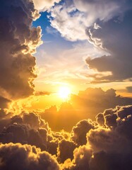 厚く重なる嵐雲の隙間から、力強く差し込む朝日の光。
暗い空と黄金色の光が生み出す、劇的なコントラストの風景。