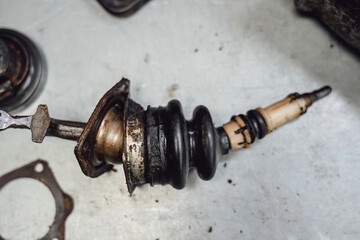 Close up: worn spherical joints and rubber dampers of the gear shift mechanism. Replacement of the linkage and bushings to eliminate play in the manual transmission.