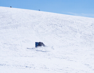 スキー場のゲレンデで転んだ少年