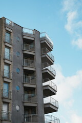 Immeuble sur la digue &agrave; Koksijde ou Coxyde &agrave;  la mer du nord en Flandres, Belgique, Europe