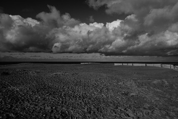 Vue sur la plage de koksijde en noir et blanc avec des nuages Coxyde &agrave;  la mer du nord en Flandres, Belgique, Europe