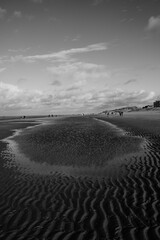 Plage en noir  et blanc &agrave; Koksijde ou Coxyde &agrave;  la mer du nord en Flandres, Belgique, Europe