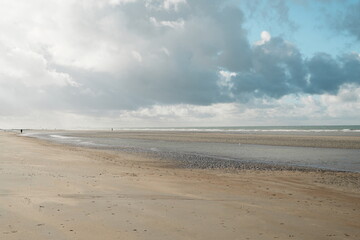 Plage &agrave; mar&eacute;e basse &agrave; Koksijde ou Coxyde &agrave;  la mer du nord en Flandres, Belgique, Europe