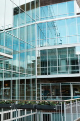 Reflets dans les fen&ecirc;tres de la maison communale de Koksijde ou Coxyde &agrave;  la mer du nord en Flandres, Belgique, Europe