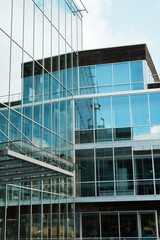 Reflets dans les fen&ecirc;tres de la maison communale de Koksijde ou Coxyde &agrave;  la mer du nord en Flandres, Belgique, Europe