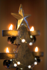 Weihnachtsdekoration im Kerzenschimmer 