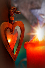 Weihnachtsdekoration im Kerzenschimmer 