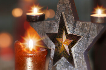 Weihnachtsdekoration im Kerzenschimmer 