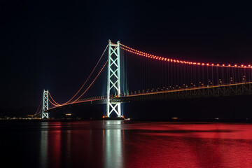 日本の兵庫県にある明石海峡大橋の夜景