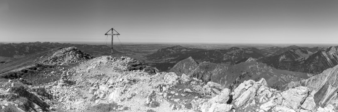 Mountain panorama with summit cross from Gro&szlig;er Dumb, 2280 m, into the Illertal with Gr&uuml;nten, 1738 m, Allg&auml;u Alps, Allg&auml;u, Bavaria, Germany