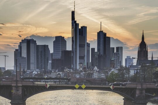 Skyline and banking district at sunset, twilight, Tower 185, Commerzbank, HelaBa, Hessische Landesbank, Deutsche Bank, Ignatz-Bubis-Br&uuml;cke, Frankfurt am Main, Hesse, Germany