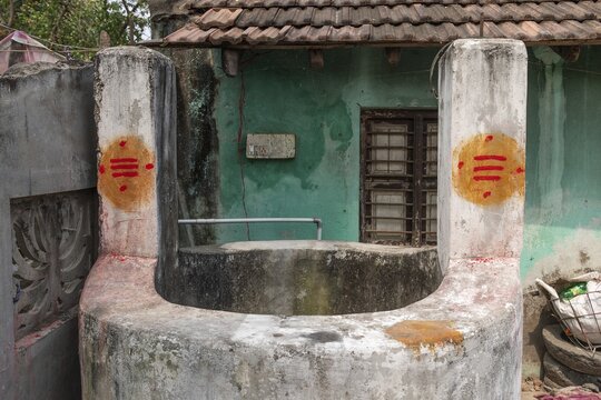 Well with Tripundra, Tilaka, blessing sign, dedicated to the Hindu deity Shiva, Tindivanam-Boodheri, Tamil Nadu, India