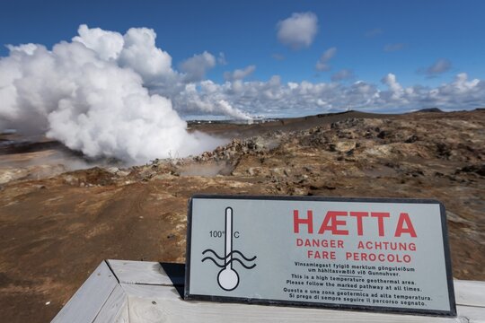 Warning sign, hot spring, Gunnuhver high temperature area, near Grindav&iacute;k, Reykjanes Peninsula, Iceland