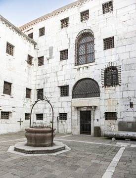 Inner courtyard with fountain, prison, Doge's Palace, Venice, Veneto, Italy