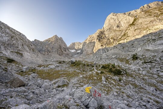 Rocky mountain peaks Blaueisspitze and Hochkalter at sunrise, hiking trail with markings, mountain tour on the Hochkalter, Hochkalter crossing, Berchtesgaden Alps, Bavaria, Germany