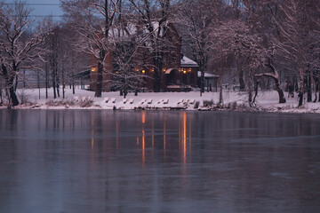 Zimowy poranek w Goczałkowice Zdr&oacute;j, widok na dworzec kolejowy.