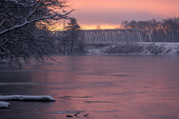 Wsch&oacute; śłońca w Goczałkowice Zdr&oacute;j, widok na linie kolejową. 