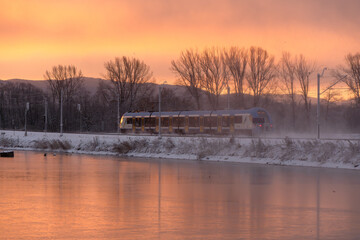 Wsch&oacute; śłońca w Goczałkowice Zdr&oacute;j, widok na linie kolejową. 