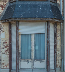 Bow-window d&eacute;fra&icirc;chi sur villa de vacances &agrave; Mers-les-Bains, Somme, France