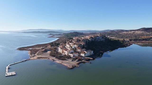 Le village de Bages (11100) dans l'Aude en Occitanie