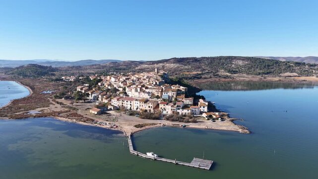 Le village de Bages (11100) dans l'Aude en Occitanie