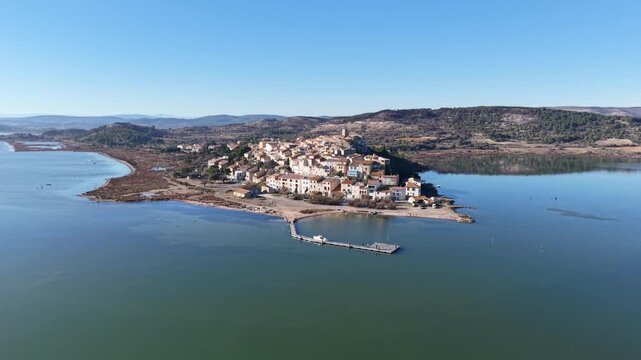 Le village de Bages (11100) dans l'Aude en Occitanie
