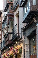 Obraz premium Traditional Toledan Facade with Wooden Balconies and Floral Decor